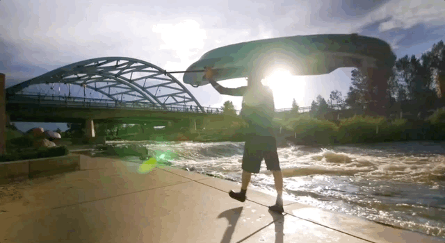 科罗拉多州丹佛汇流公园内划皮划艇的男子