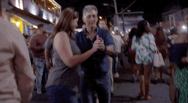 在波多黎各圣胡安街道热舞的情侣