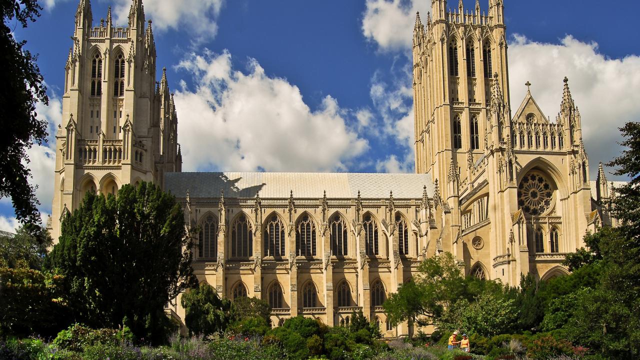 华盛顿国家座堂的太空窗