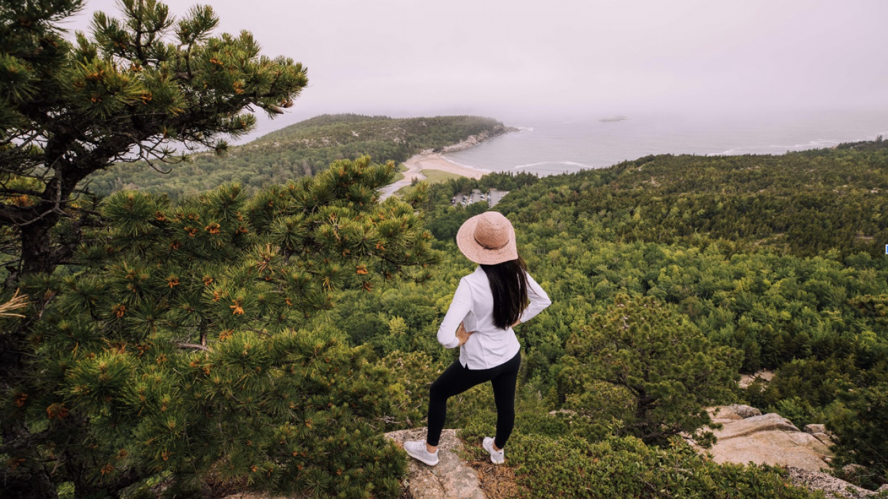 俯瞰缅因州海岸的徒步旅行者