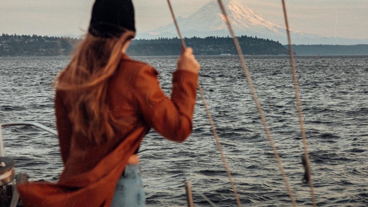在华盛顿州西雅图附近从游船上欣赏瑞尼尔山的风景
