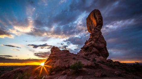 拱门国家公园平衡岩上撒下落日余晖 拱门国家公园平衡岩上撒下落日余晖