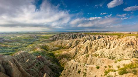独特的岩层历经数百万年形成崎岖不平的山峰 独特的岩层历经数百万年形成崎岖不平的山峰