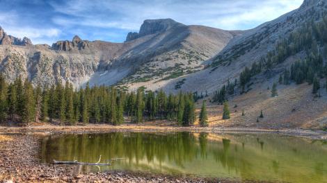 惠勒峰、Jeff Davis Peak 峰和 Glacier Cirque 盆地谷的起伏之景 惠勒峰、Jeff Davis Peak 峰和 Glacier Cirque 盆地谷的起伏之景