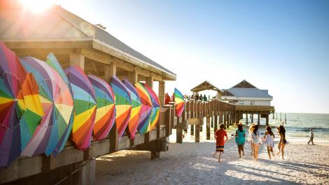 佛罗里达州圣彼得斯堡码头步道上一字排开的彩色遮阳伞