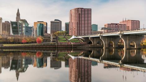 康涅狄格河沿岸的州府天际线景观