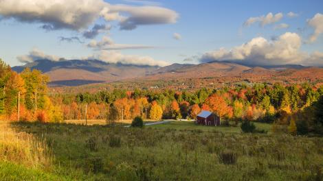秋色环绕着曼斯菲尔德山附近的一座谷仓