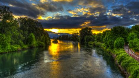 沿着威拉米特河边的自行车小径欣赏两岸风光 沿着威拉米特河边的自行车小径欣赏两岸风光