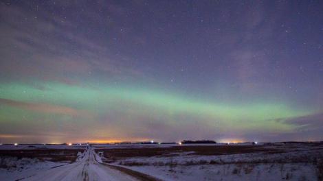 北极光照亮冬日夜空
