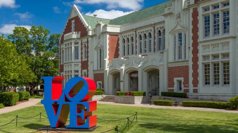 俄克拉荷马大学游客服务中心前用来装饰草坪的雕塑 俄克拉荷马大学游客服务中心前用来装饰草坪的雕塑