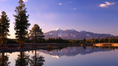 迷人湖景远处的群山风光 迷人湖景远处的群山风光