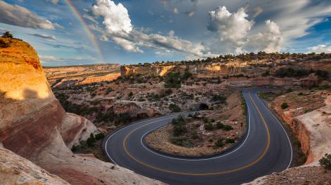 风景秀丽的 Rim Rock Drive 车道从科罗拉多国家纪念公园穿过 风景秀丽的 Rim Rock Drive 车道从科罗拉多国家纪念公园穿过