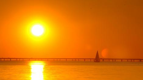 横跨 38 公里的庞恰特雷恩湖跨海大桥 (Lake Pontchartrain Bridge) 的远景 横跨 38 公里的庞恰特雷恩湖跨海大桥 (Lake Pontchartrain Bridge) 的远景