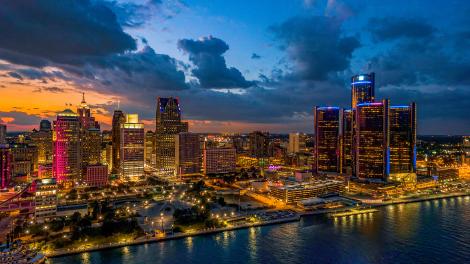 黄昏暮霭与底特律多彩夺目的天际线形成鲜明对比 黄昏暮霭与底特律多彩夺目的天际线形成鲜明对比