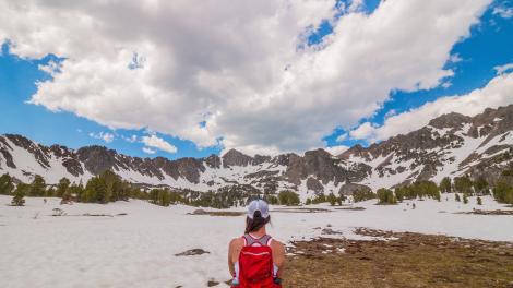 在蜂窝盆地徒步旅行,欣赏四周环绕的白雪皑皑的山峰 在蜂窝盆地徒步旅行,欣赏四周环绕的白雪皑皑的山峰