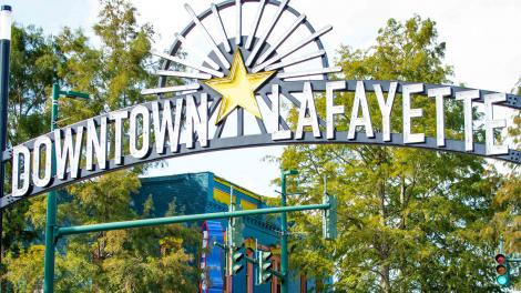 路易斯安那州拉斐特市中心五彩缤纷的街道 路易斯安那州拉斐特市中心五彩缤纷的街道