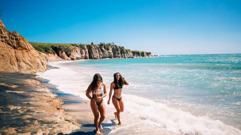 在别克斯岛的黑沙海滩上漫步