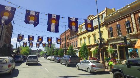 沿着科罗拉多州丹佛的谢里登街驱车行驶 沿着科罗拉多州丹佛的谢里登街驱车行驶