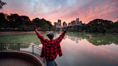 在佐治亚州亚特兰大的天际线下拍照