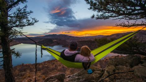 从俯瞰 Horsetooth Reservoir 水库的吊床上欣赏灿烂的落日余晖 从俯瞰 Horsetooth Reservoir 水库的吊床上欣赏灿烂的落日余晖