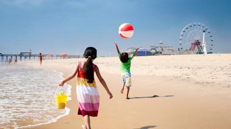 孩子们沿着海岸线玩耍 孩子们沿着海岸线玩耍