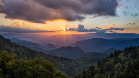 从蓝岭公路 (Blue Ridge Parkway) 边的 Woolyback Overlook 眺望台看日落