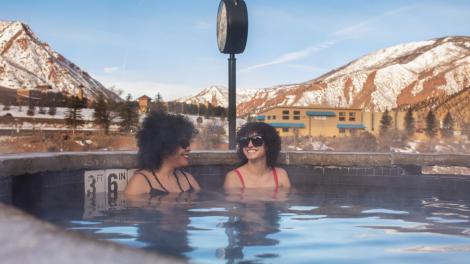 环绕铁山温泉 (Iron Mountain Hot Springs) 的冬日仙境 环绕铁山温泉 (Iron Mountain Hot Springs) 的冬日仙境