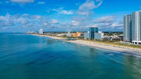 世界闻名的南卡罗来纳州美特尔海滩码头 (Myrtle Beach Pier) 绵延至大西洋中 世界闻名的南卡罗来纳州美特尔海滩码头 (Myrtle Beach Pier) 绵延至大西洋中
