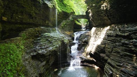 纽约州沃特金斯峡谷附近沃特金斯峡谷州立公园内秀丽的 Rainbow Falls 瀑布 纽约州沃特金斯峡谷附近沃特金斯峡谷州立公园内秀丽的 Rainbow Falls 瀑布