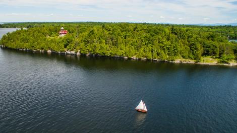 阿迪朗达克海岸 (Adirondack Coast) 附近瓦尔库尔岛 (Valcour Island) 的鸟瞰图 阿迪朗达克海岸 (Adirondack Coast) 附近瓦尔库尔岛 (Valcour Island) 的鸟瞰图