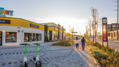 沿着标志性的 66 号公路,探索这座友好城市的美国怀旧风情和现代景点 沿着标志性的 66 号公路,探索这座友好城市的美国怀旧风情和现代景点