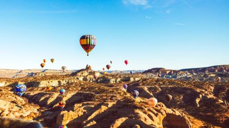漂浮在盖洛普红石公园上空的热气球 漂浮在盖洛普红石公园上空的热气球