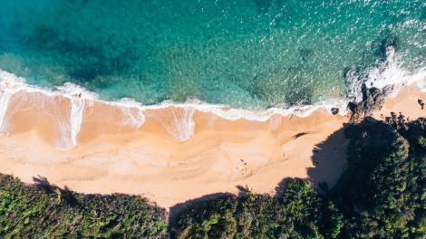 从空中俯瞰波多黎各法哈多的 Playa Escondida 海滩