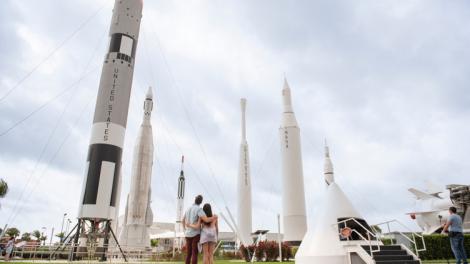 在佛罗里达州梅里特岛的肯尼迪航天中心欣赏巨型火箭