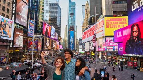 在纽约州纽约市曼哈顿中心繁华的时代广场自拍