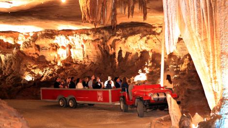 乘车穿越密苏里州斯普林菲尔德的 Fantastic Caverns 神秘洞穴 乘车穿越密苏里州斯普林菲尔德的 Fantastic Caverns 神秘洞穴