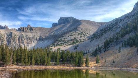 惠勒峰、Jeff Davis Peak 峰和 Glacier Cirque 盆地谷的起伏之景 惠勒峰、Jeff Davis Peak 峰和 Glacier Cirque 盆地谷的起伏之景