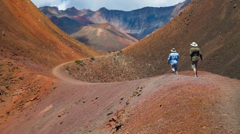 在活火山一带徒步探索海勒卡拉火山口的熔渣荒漠景观 在活火山一带徒步探索海勒卡拉火山口的熔渣荒漠景观
