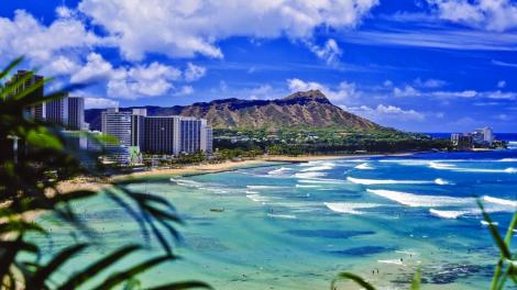 Diamond Head towers over Waikīkī Beach in Honolulu, Hawaiʻi Diamond Head towers over Waikīkī Beach in Honolulu, Hawaiʻi