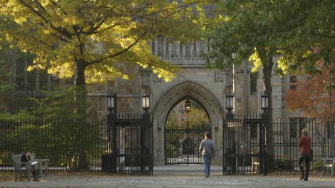 在建于 1701 年、常春藤联盟研究型大学耶鲁大学的校园内 在建于 1701 年、常春藤联盟研究型大学耶鲁大学的校园内