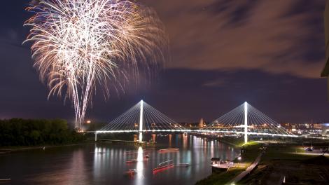 烟花照亮密苏里河上的鲍勃·克里人行桥 烟花照亮密苏里河上的鲍勃·克里人行桥