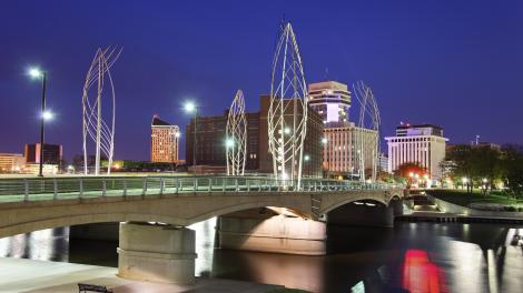 Lewis Street 大桥上的钢制雕塑 Lewis Street 大桥上的钢制雕塑