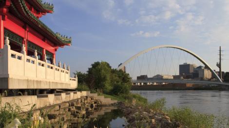 连接 Robert D. Ray 亚洲花园和这座城市的玻璃栈桥 连接 Robert D. Ray 亚洲花园和这座城市的玻璃栈桥