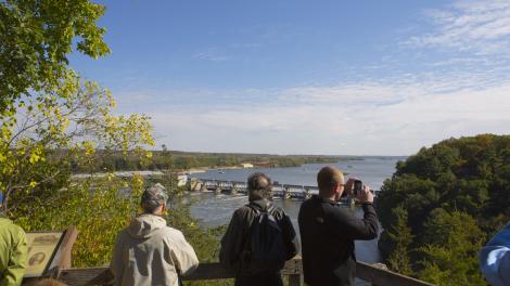 Visitors enjoy the scenic overlook while hiking in Heritage Corridor Visitors enjoy the scenic overlook while hiking in Heritage Corridor