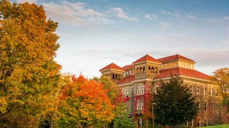 纽约州雪城大学内绚丽多彩的秋叶和庄严肃穆的建筑群 纽约州雪城大学内绚丽多彩的秋叶和庄严肃穆的建筑群