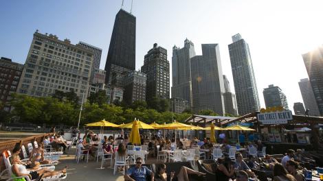 Oak Street Beach outdoor café in downtown Chicago, Illinois Oak Street Beach outdoor café in downtown Chicago, Illinois