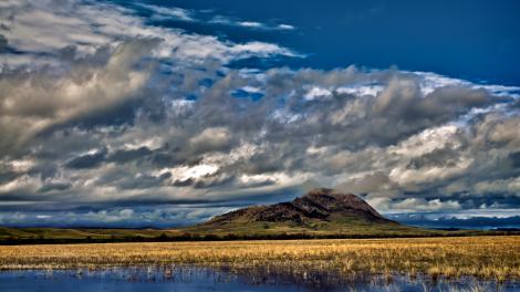 山顶耸入云间的 Bear Butte 山 山顶耸入云间的 Bear Butte 山