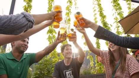 人们在尤金的 Hop Valley Brewing 酿酒厂举杯庆祝 人们在尤金的 Hop Valley Brewing 酿酒厂举杯庆祝