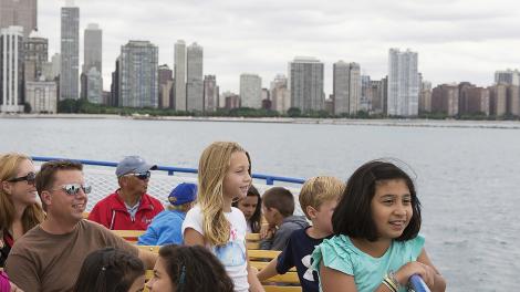 Curious kids enjoy the view on a fun boat trip down the Chicago River with Shoreline Sightseeing Curious kids enjoy the view on a fun boat trip down the Chicago River with Shoreline Sightseeing