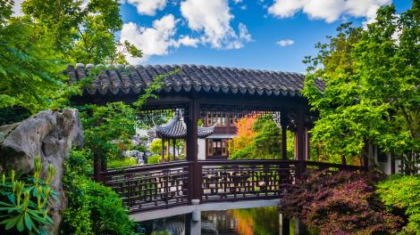 俄勒冈州波特兰兰苏园内一个池塘上方的桥梁 俄勒冈州波特兰兰苏园内一个池塘上方的桥梁